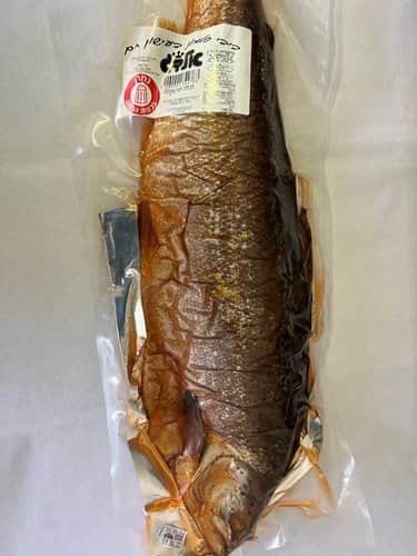 בייבי סלמון מעושן דג שלם